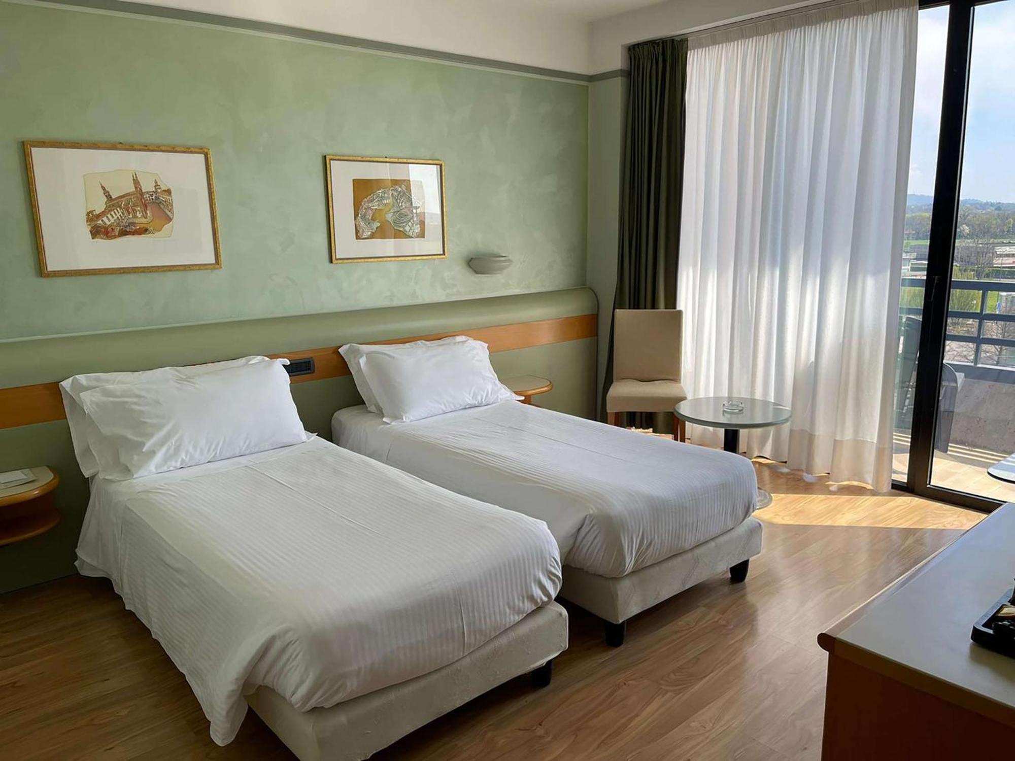Best Western Hotel Leonardo Da Vinci Erba Exterior foto